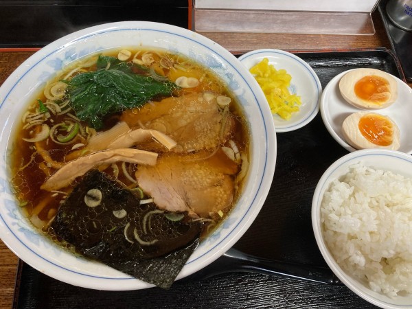 「ラーメン¥800+煮玉子¥100+ライス無料」@手打ちラーメン 英の写真