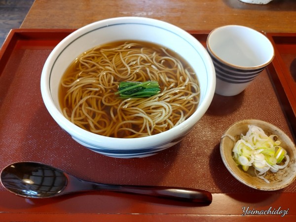 「かけそば（1,100円）、天ぷら（５品 1,080円）」@そばの実の写真