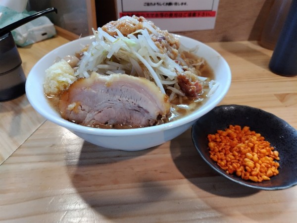「ラーメン(小)+うずら コール:ニンニクアブラ、カラアゲ別皿」@鷹の目 西巣鴨店の写真
