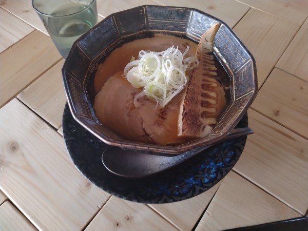 「醤油チャーシュー麺¥1250-」@古民家ヌードゥル黒揚羽森住の写真