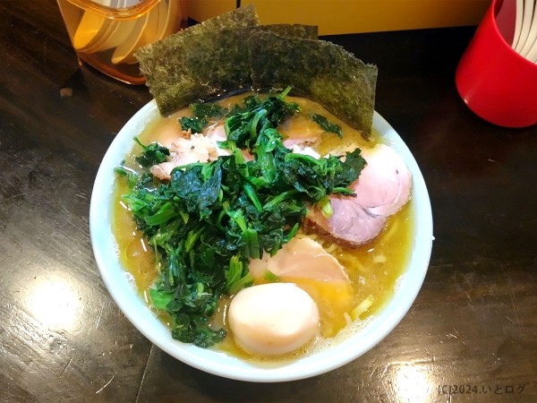 「チャーシューメン 大盛（＋ほうれん草＋味付たまご）」@家系ラーメン ジェット家の写真