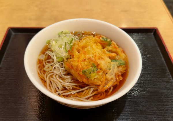 「かき揚げそば(550円)」@いろり庵きらく グランスタ丸の内店の写真