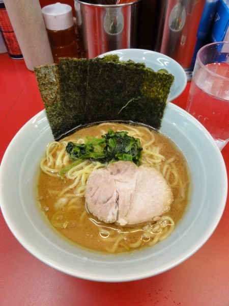 「ラーメン700円硬め　小ライス」@横浜ラーメン 武蔵家 大宮店の写真