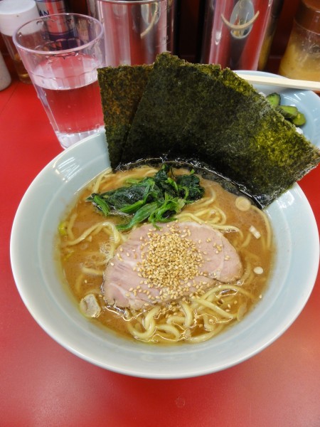 「ラーメン700円硬め　小ライス」@横浜ラーメン 武蔵家 大宮店の写真