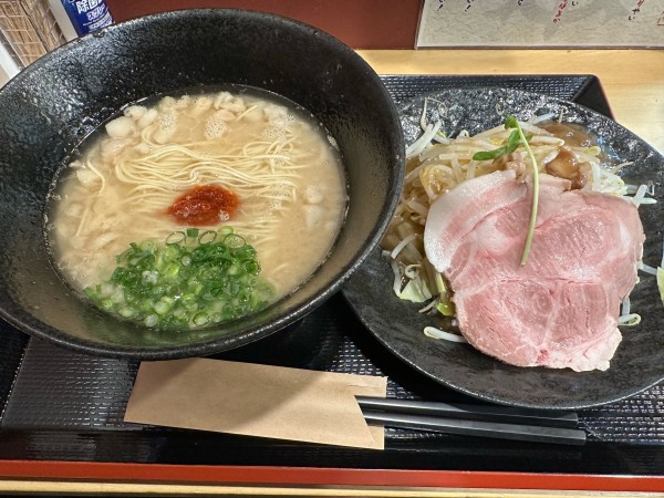 「博多もつ焼き野菜盛りらぁ麺＋背脂トッピング」@博多豚骨らぁ麺 一絆 上野御徒町本店の写真