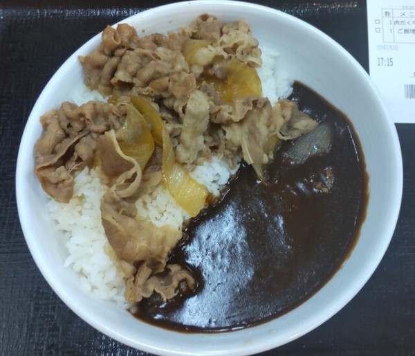 「肉だく牛黒カレー 699円」@吉野家 山形西バイパス店の写真