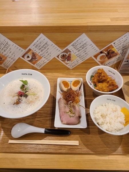 「味玉付き白いラーメンカラアゲごはん」@ハタイズムの写真