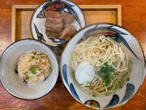 「本ソーキそば（中）＋五目じゅうしいセット」@とらやの写真