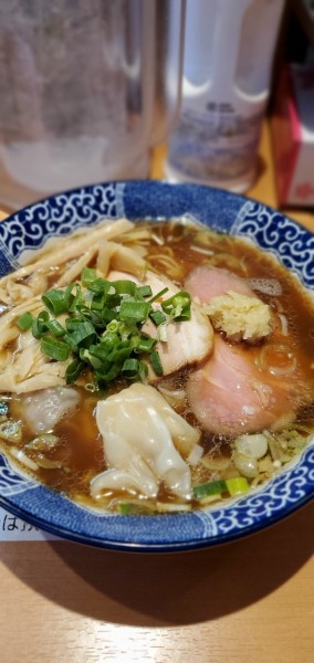 「ワンタン中華そば 黒」@中華そば 虎桜の写真