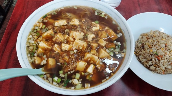 「麻婆ラーメンと半チャーハンセット 880円」@中華料理 餃子王の写真