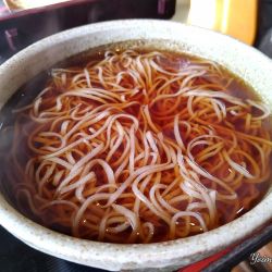 かけそば（750円）天ぷら盛合わせ（10点 1,250円）