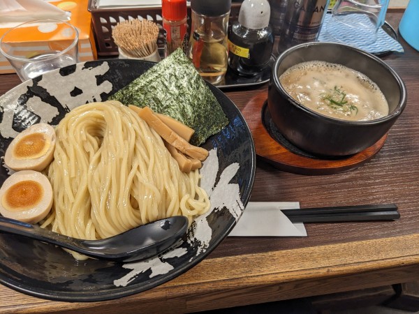 「鶏とん(大盛)+味玉」@温泉つけ麺 維新 熱海本店の写真