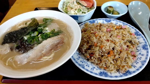 「Aセット　(ラーメン、焼き飯、サラダ、つけもの)」@うちだラーメンの写真
