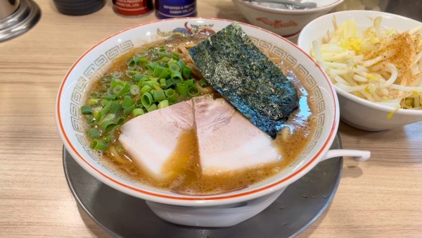「ラーメン 黒 ＋ もやしキャベツ ＋ ネギごはん」@鯨人の写真