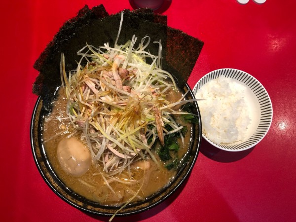 「ネギチャーシューメン中盛濃いめ＋海苔＋味玉子、半ライス」@厚木家の写真