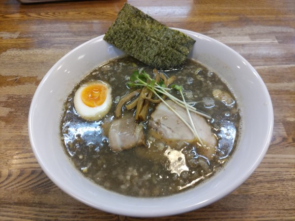 「煮干し醤油らーめん・こってり風+追い煮干し」@らーめん一芯の写真