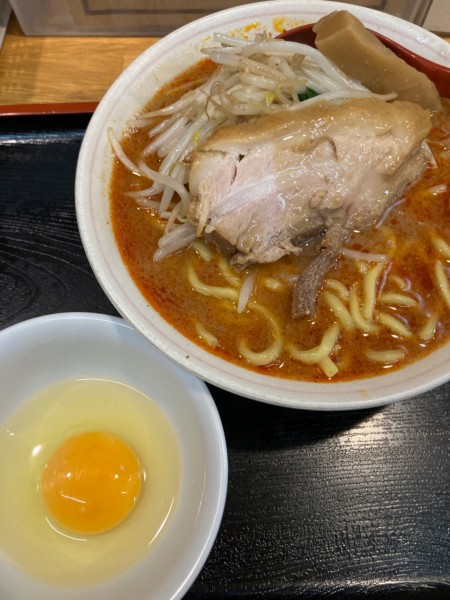 「辛味噌ラーメン、生卵」@味噌麺処 花道庵の写真