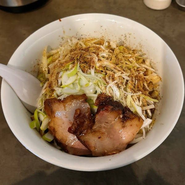 「煮干しまぜそば（ネギTP）」@中華そば おおのの写真