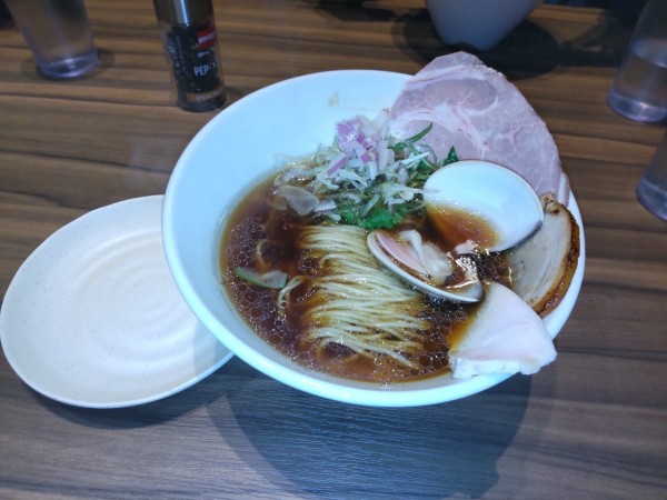 「はまぐりと魚介の醤油らーめん　1350」@ROPPONGI つなぐの写真