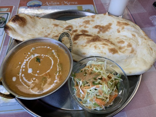 「野菜カレー（辛さ普通・ナン・ラッシー）」@インド料理＆バー サンライズの写真