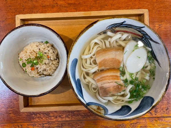 「沖縄そば（中）＋五目じゅうしいセット」@とらやの写真