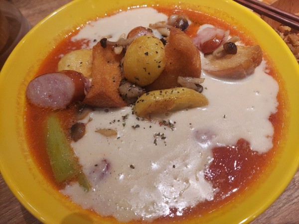 「たっぷりキノコと飲むチーズのラーメン」@太陽のトマト麺 豊洲店の写真