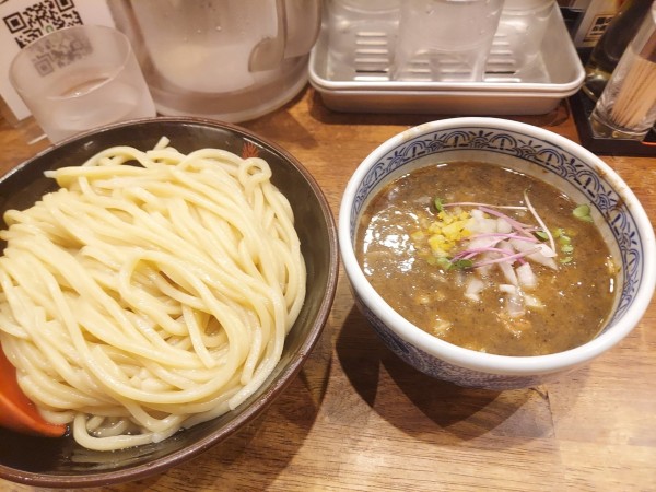 「限定 煮干しつけ麺」@つけ麺専門店 三田製麺所 新宿西口店の写真