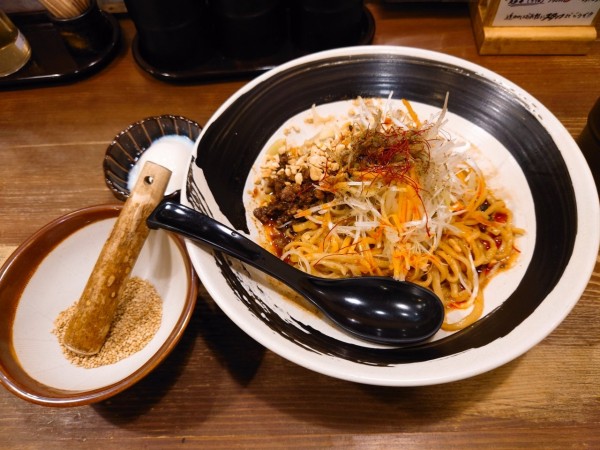 「温泉玉子 汁無し担々麺」@四川担々麺 赤い鯨の写真