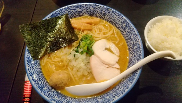 「濃厚鶏骨醤油らーめん大　ライス」@麺屋武一 初台店の写真