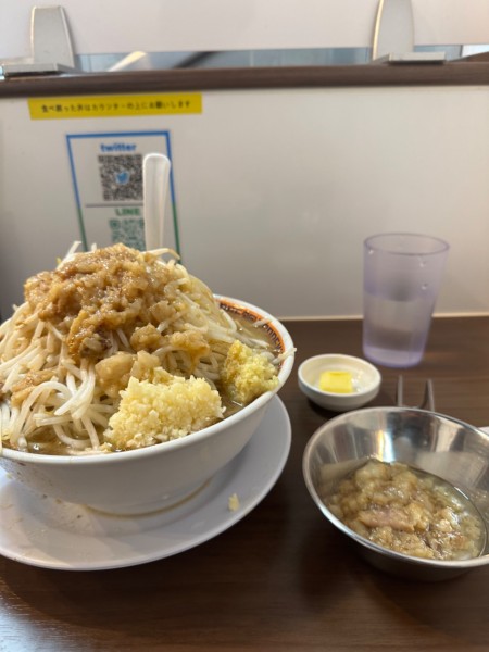 「味噌ラーメン全マシお腹すいてますバター」@顎で喰らえ ラウンドワン草加店の写真