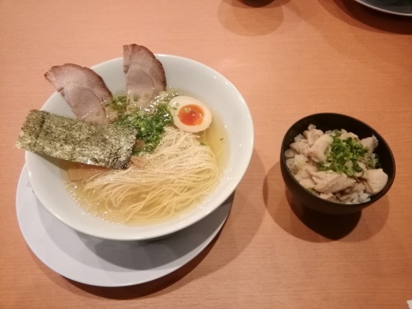 「淡麗塩らあめん(990円)」@だるま大使 無限 松戸六実店の写真