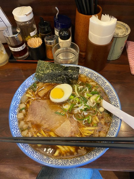 「醤油ラーメン大盛濃いめ脂多め」@醤油らーめん かまやつの写真