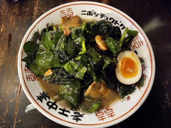 「【限定】寒締めほうれん草と煮干蕎麦　1100円」@煮干結社 弘前店の写真