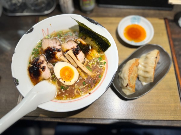 「香油らーめん(しょうゆ)1250円+ぎょうざ480円」@二代目 げんこつ屋 阿佐ヶ谷南口店の写真