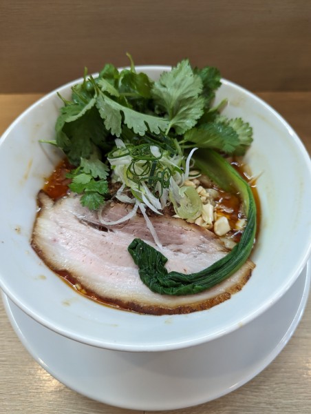 「汁なし担々麺＋パクチー」@らぁ麺 蒼空の写真
