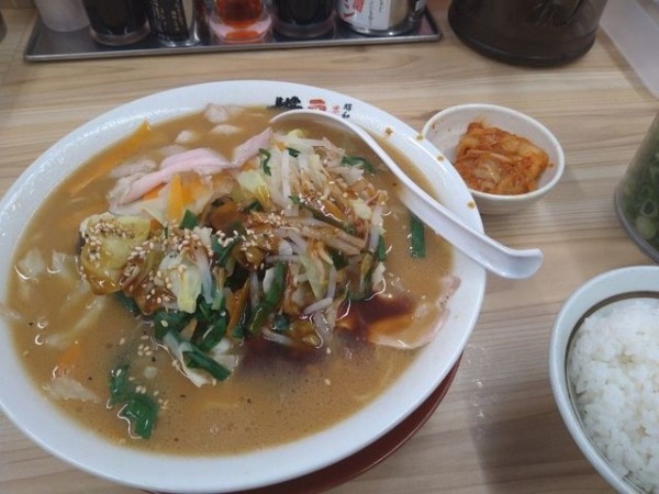 「野菜ラーメン。キムチトッピング」@ラーメン 横綱 吉祥院本店の写真