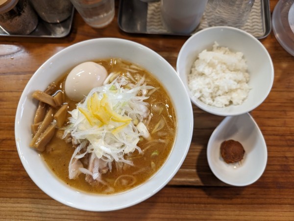 「味噌らーめん+辛みそ+半ライス」@アメノオトの写真