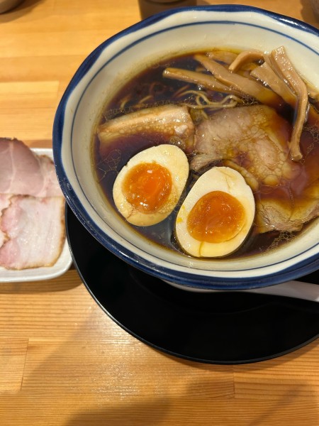 「中華そば黒【肉増加・煮卵入り】」@中華そば オカムラ 須賀川店の写真