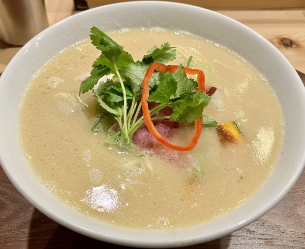 「鶏白湯soba 麺大盛り」@銀座 篝 本店の写真