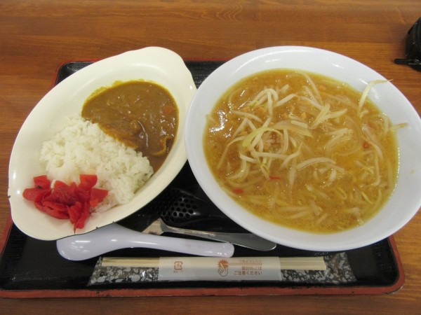「札幌味噌ラーメン　カレーセット（１０００円）」@にんたまラーメン ゆにろーず 角崎店の写真