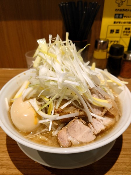「大ラーメン  味玉  ネギ  全マシ」@ラーメン🐷居酒屋 徳豚 蒲田店の写真