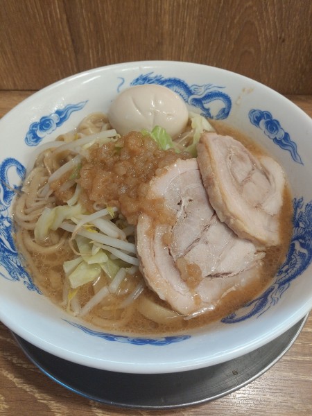 「豚玉ラーメン(ヤサイ少なめ、トッピング：アブラ、ニンニク)」@ジャンクガレッジ 北浦和店の写真