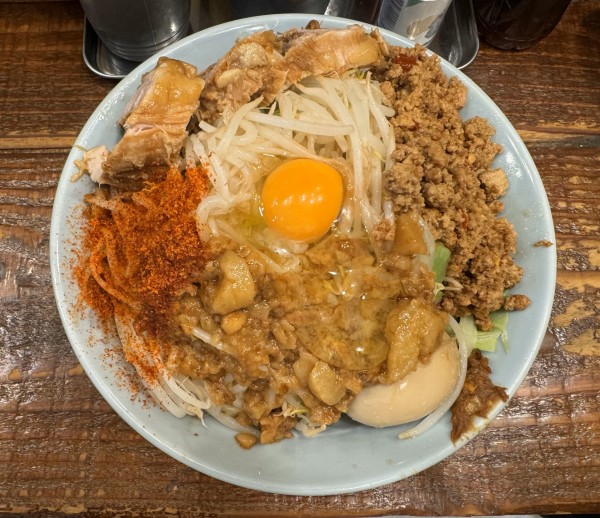 「汁なし麺+味玉」@立川マシマシの写真