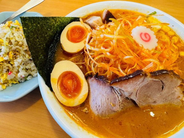 「冬限定味噌ラーメン＋味玉＋辛ねぎ＋バターと半炒飯」@麺屋 なが盛の写真