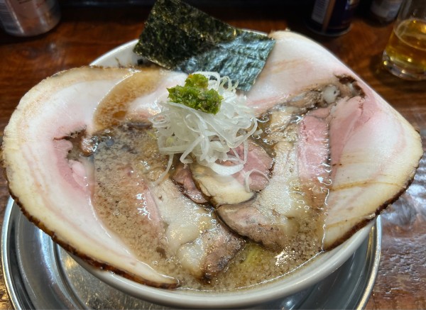 「限定8番　太湖豚バラロール➕天城黒豚背脂コッテリラーメン」@元祖一条流がんこラーメン たま館分店の写真