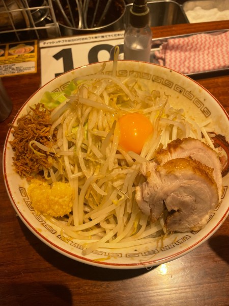 「小ラーメン汁なし　生卵」@豚山 関内店の写真
