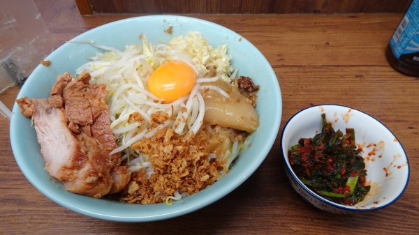 「まぜそば改（950円）＋ニラキムチ　ニンニク背脂フラオニ」@ラーメン二郎 池袋東口店の写真