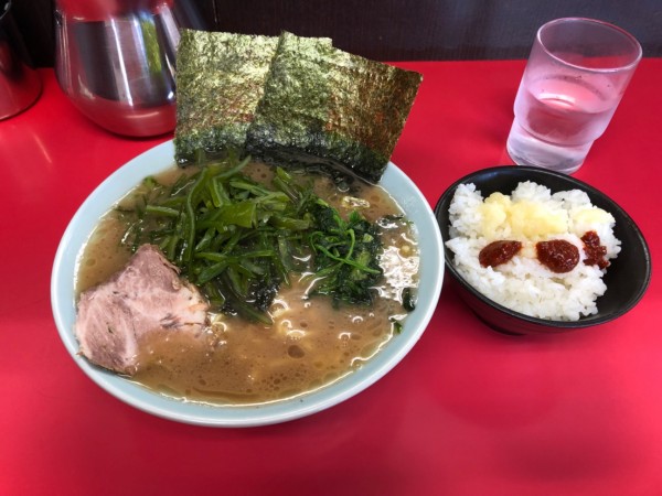 「ラーメン 800円＋くきワカメ 100円＋ライス小 100円」@横浜家系ラーメン 心家の写真