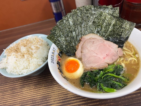 「特製ラーメン＋海苔増し＋ライス大」@横浜家系らーめん 武蔵家 川口店の写真