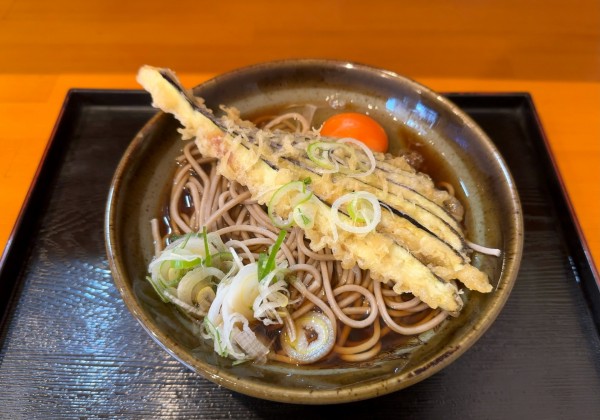 「茄子天そば(420円)+生玉子(60円)」@鈴しげの写真